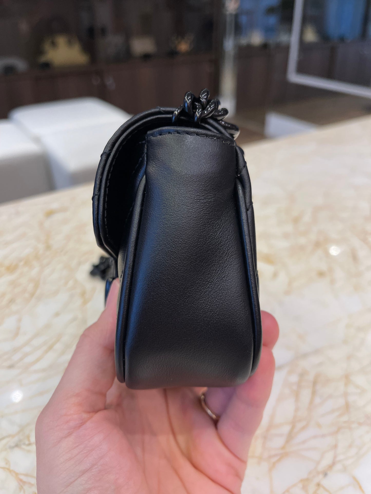 Gucci GG Marmont Matelassê em Couro Preto