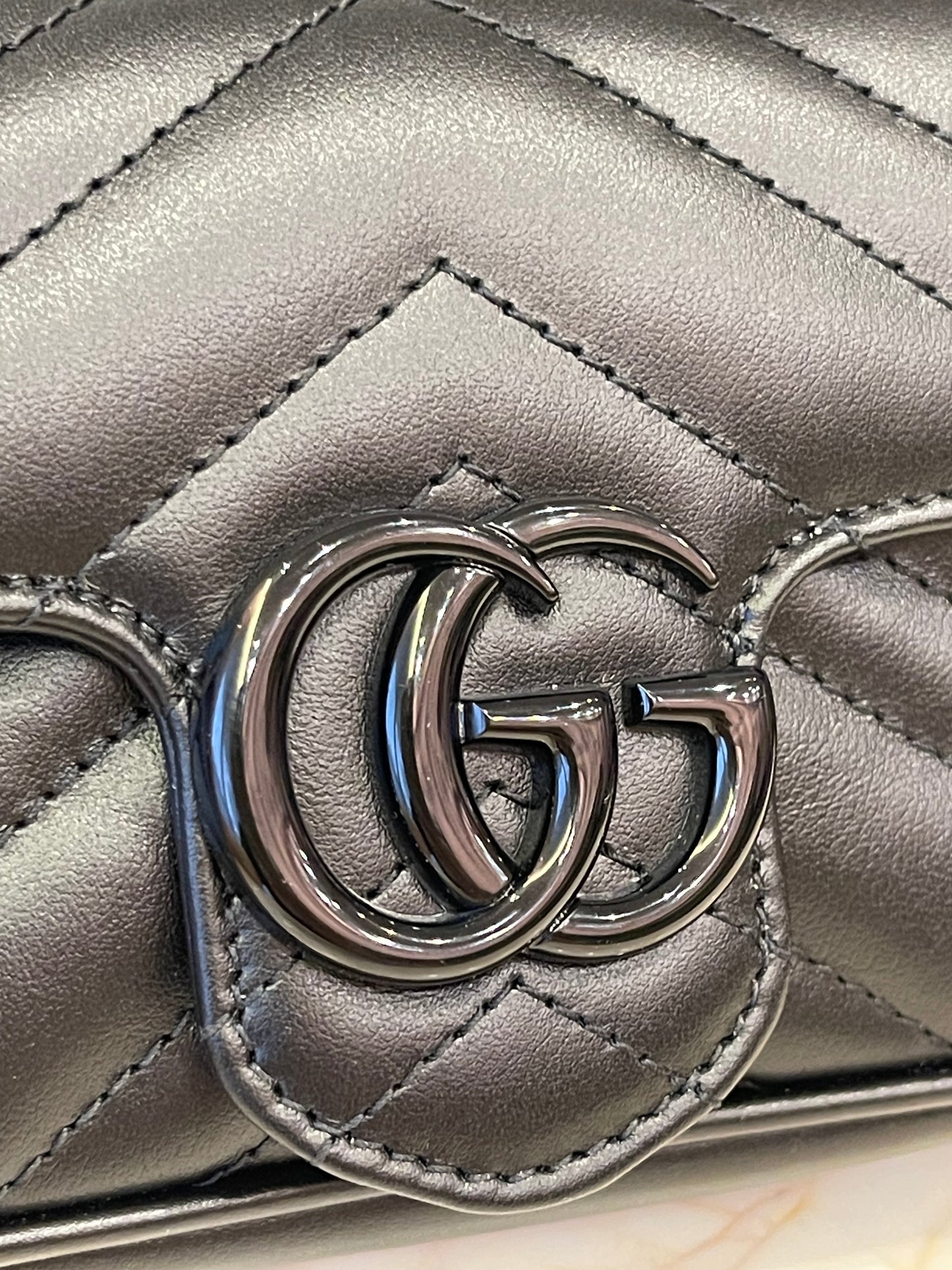Gucci GG Marmont Matelassê em Couro Preto