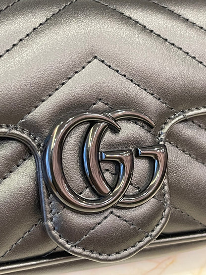Gucci GG Marmont Matelassê em Couro Preto