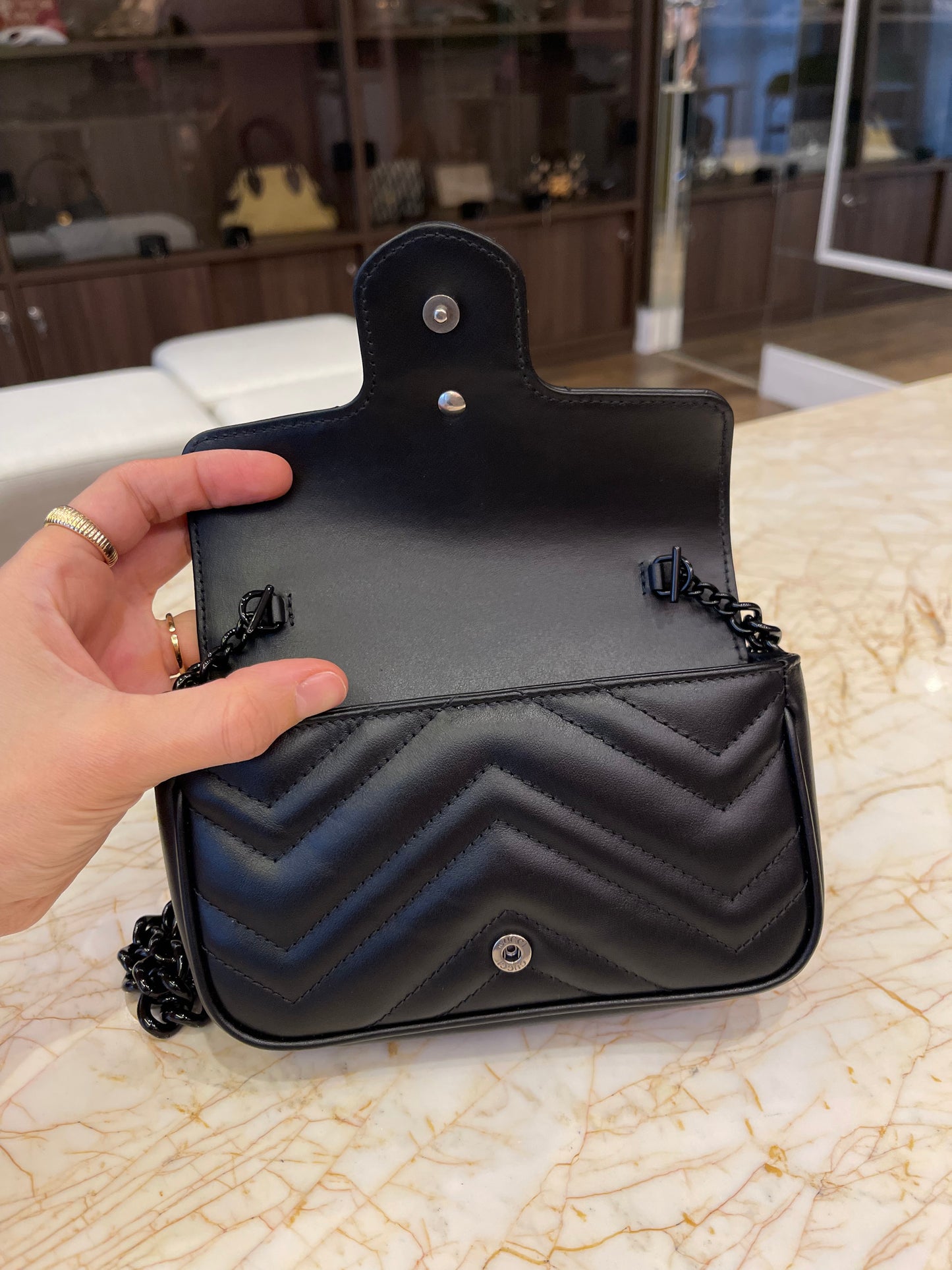 Gucci GG Marmont Matelassê em Couro Preto