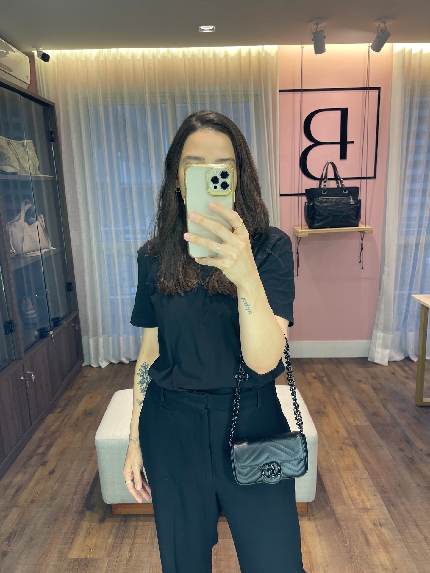 Gucci GG Marmont Matelassê em Couro Preto