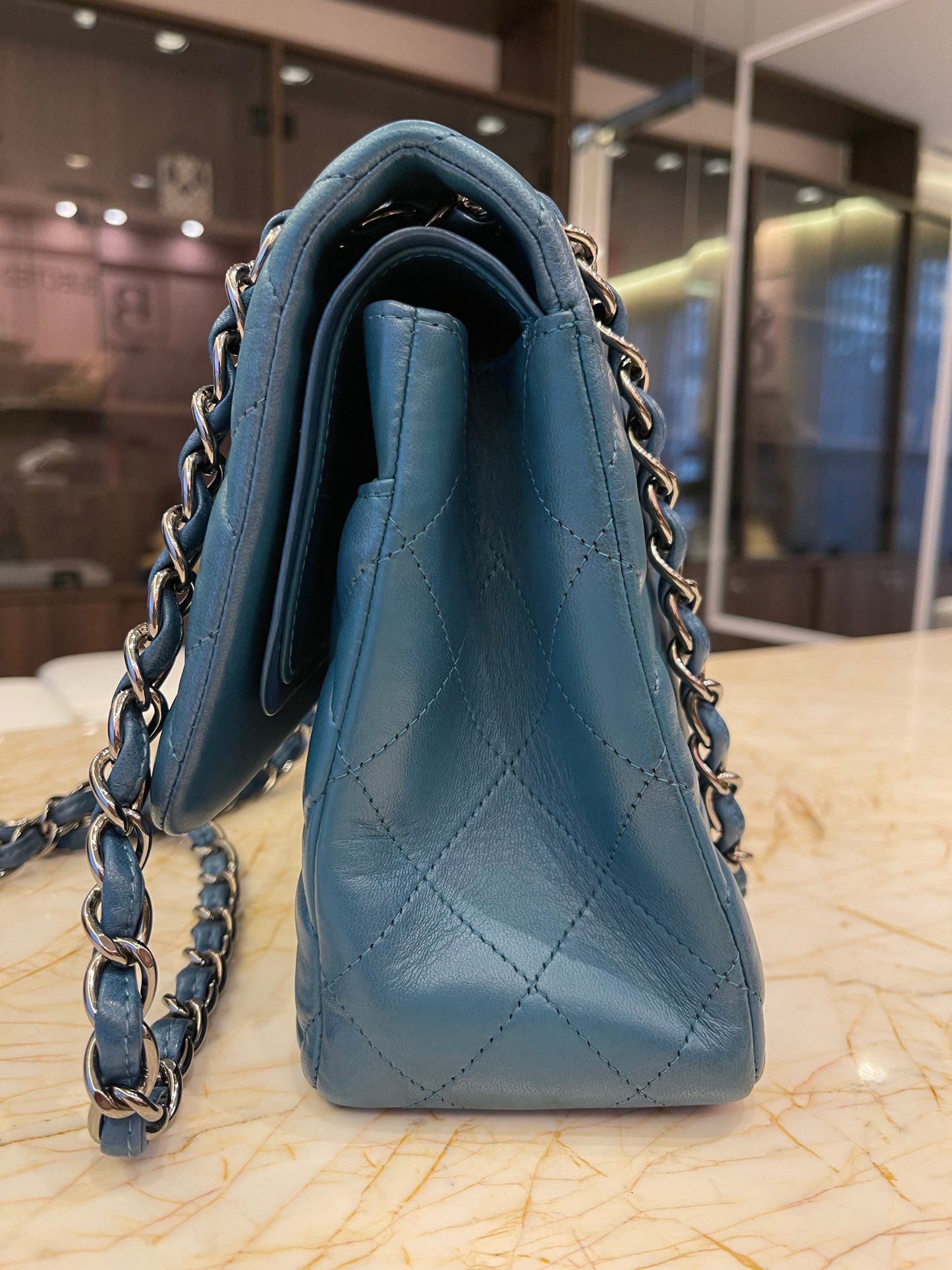 Chanel Classic Double Flap em Couro Lambskin Azul