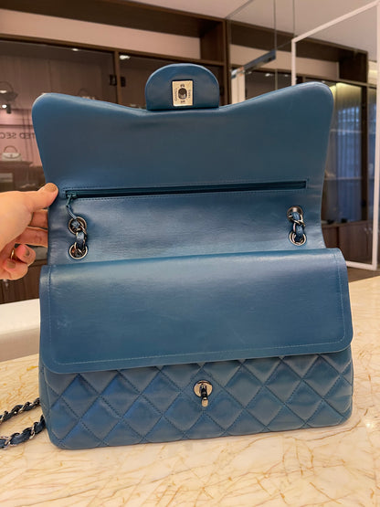 Chanel Classic Double Flap em Couro Lambskin Azul