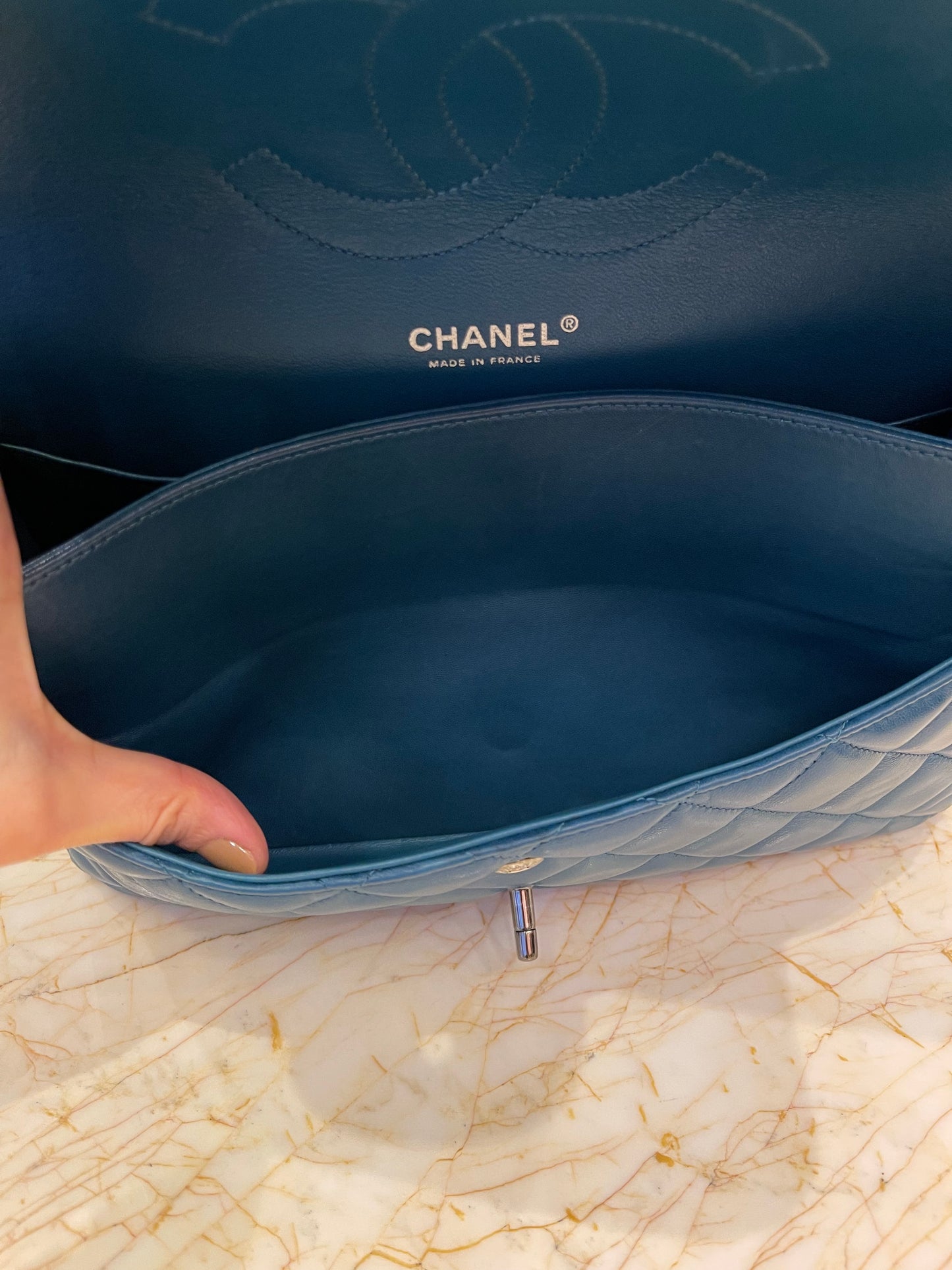 Chanel Classic Double Flap em Couro Lambskin Azul