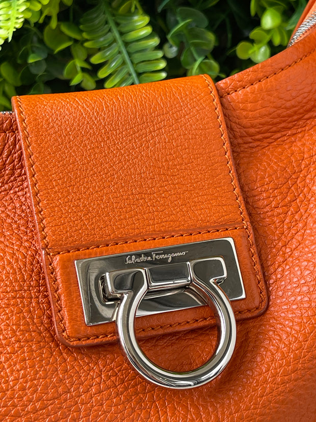 Salvatore Ferragamo Leather Shoulder Bag Laranja