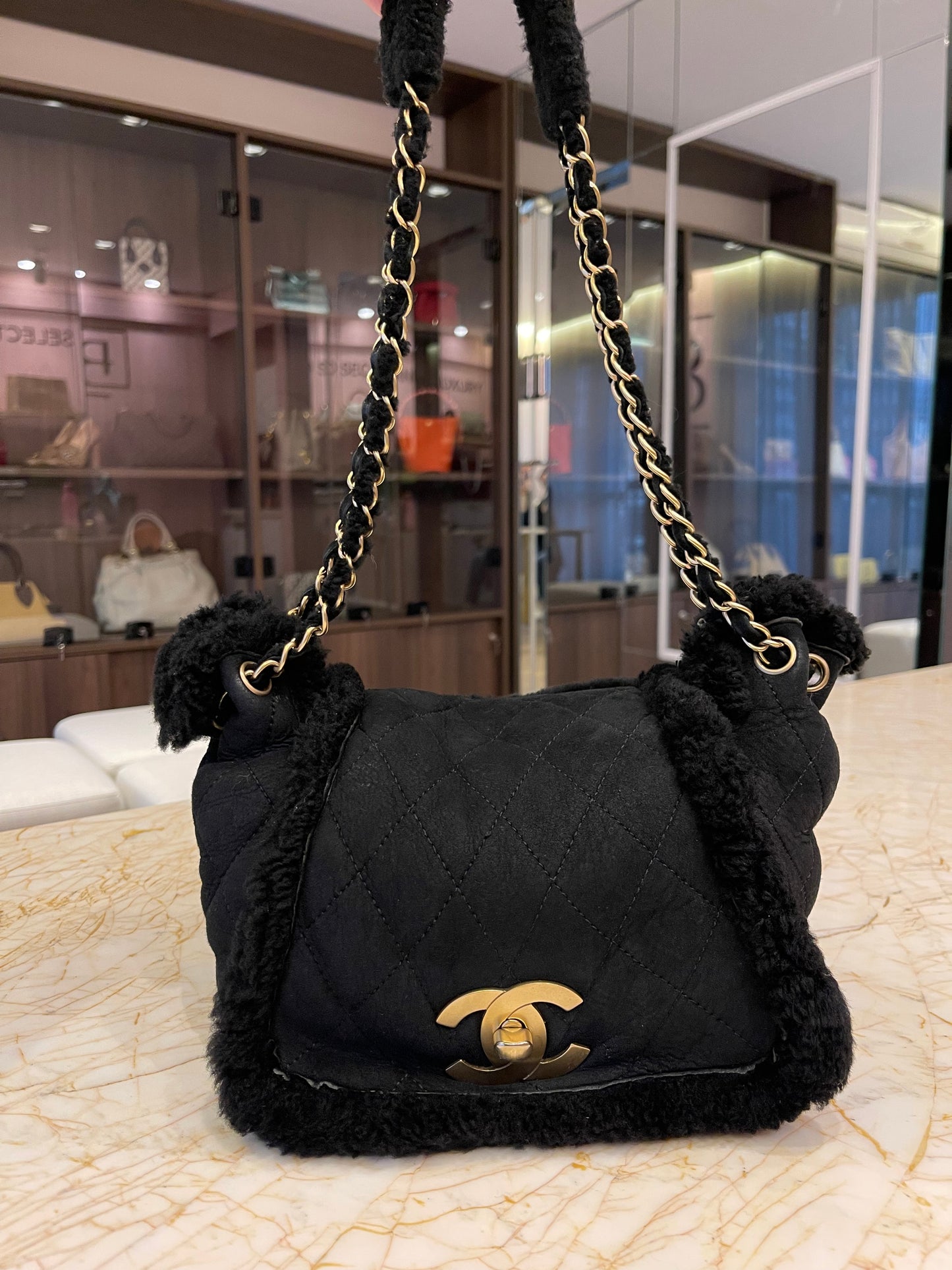Chanel Shearling Accordian Preto