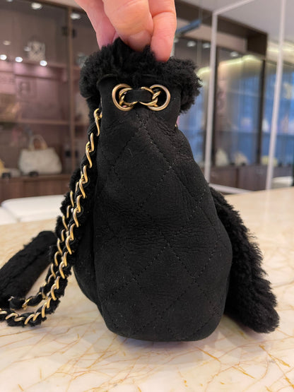 Chanel Shearling Accordian Preto