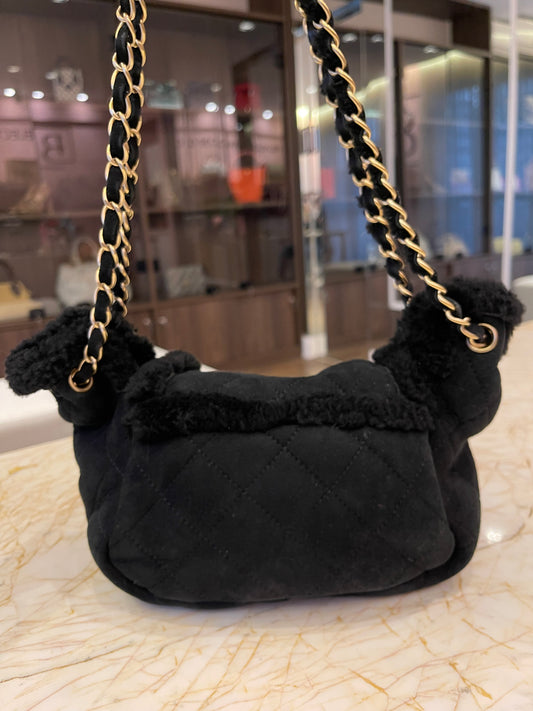 Chanel Shearling Accordian Preto