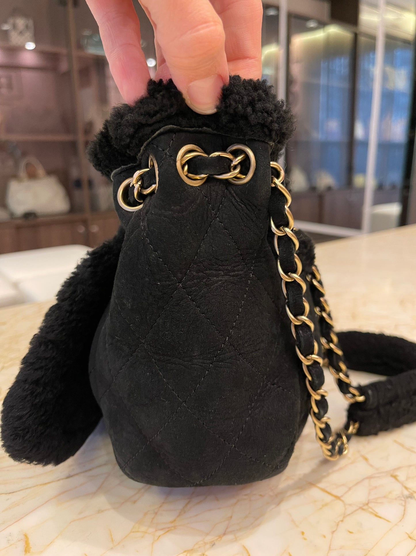 Chanel Shearling Accordian Preto