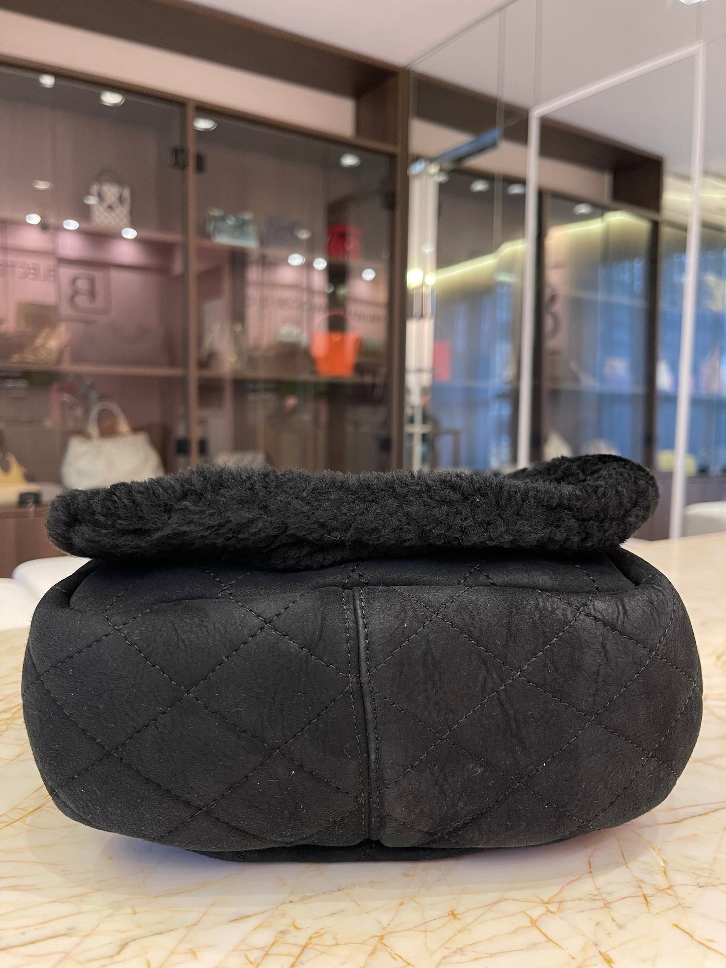 Chanel Shearling Accordian Preto