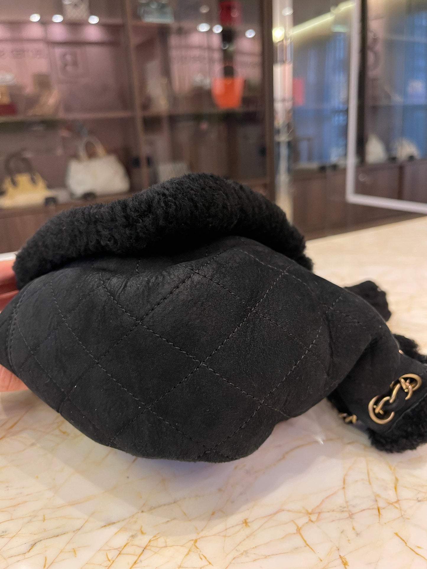 Chanel Shearling Accordian Preto
