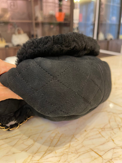 Chanel Shearling Accordian Preto