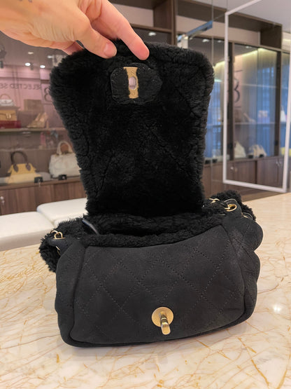 Chanel Shearling Accordian Preto