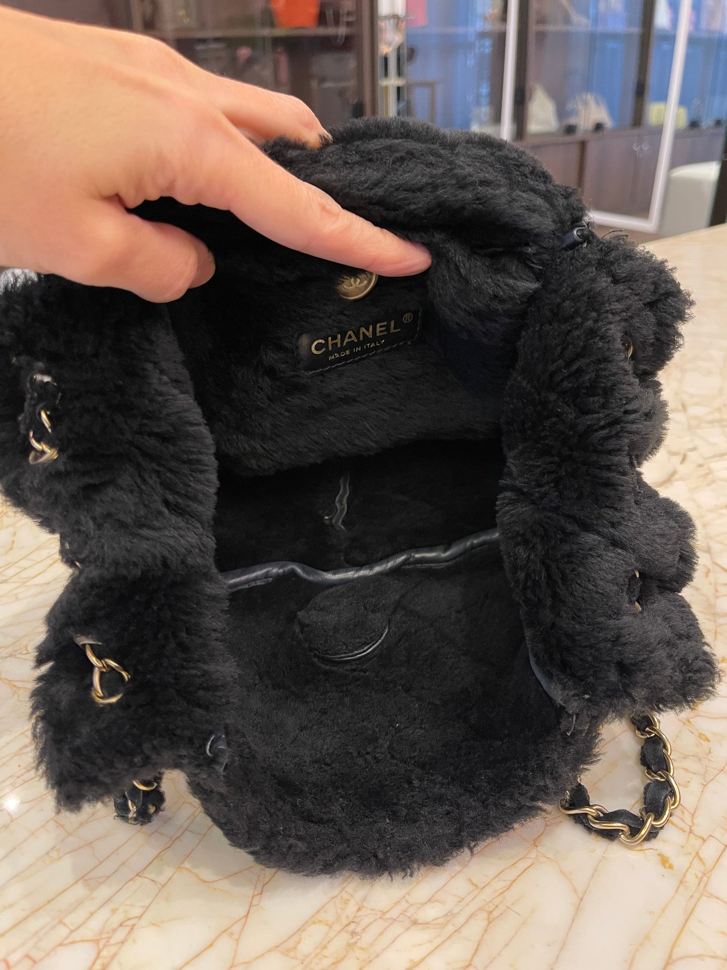 Chanel Shearling Accordian Preto