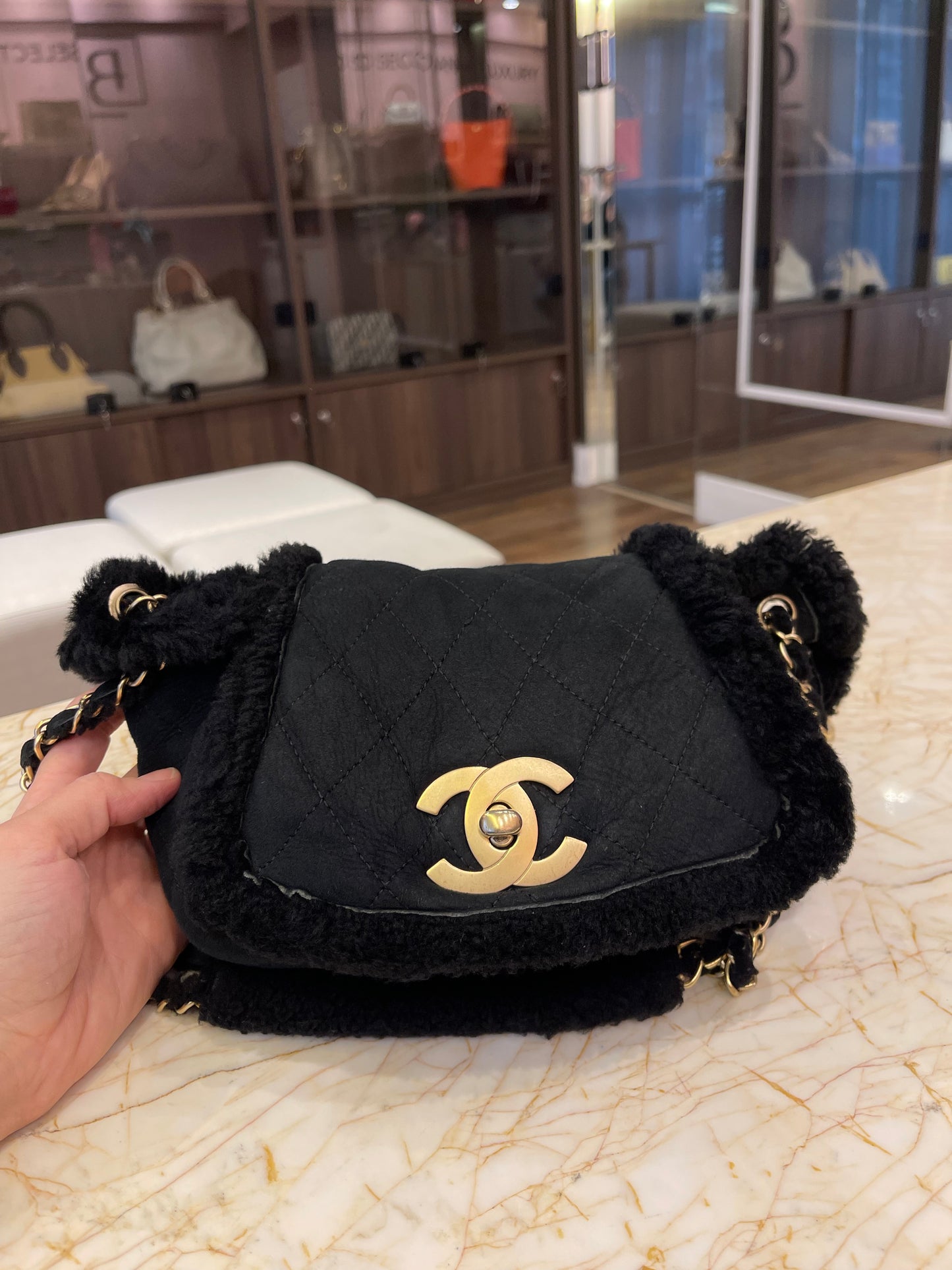 Chanel Shearling Accordian Preto