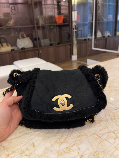 Chanel Shearling Accordian Preto