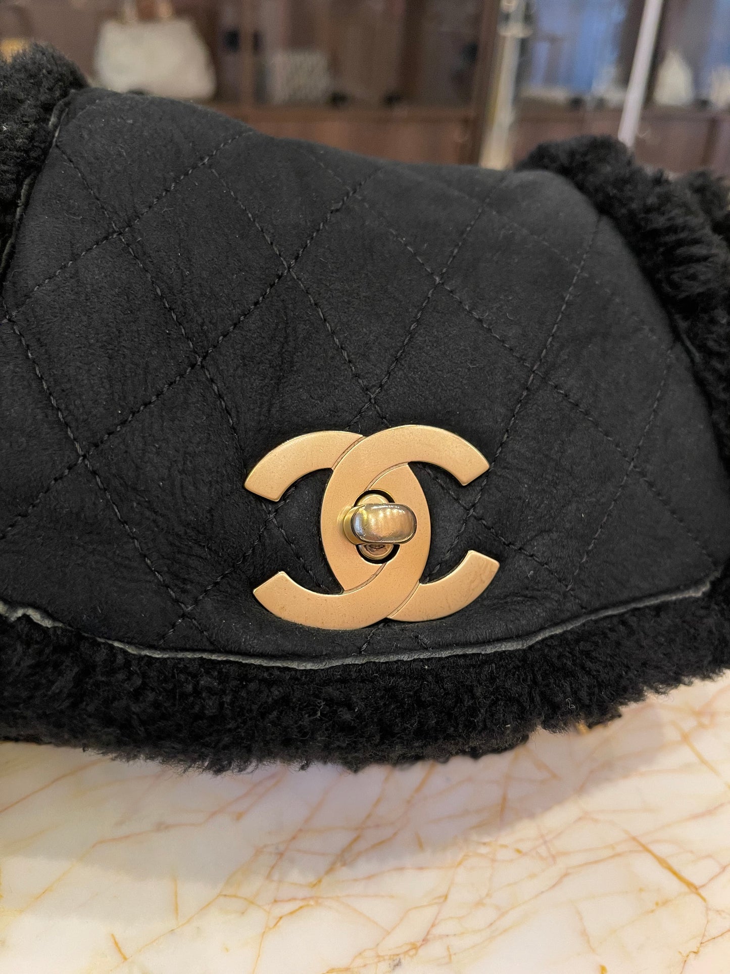 Chanel Shearling Accordian Preto