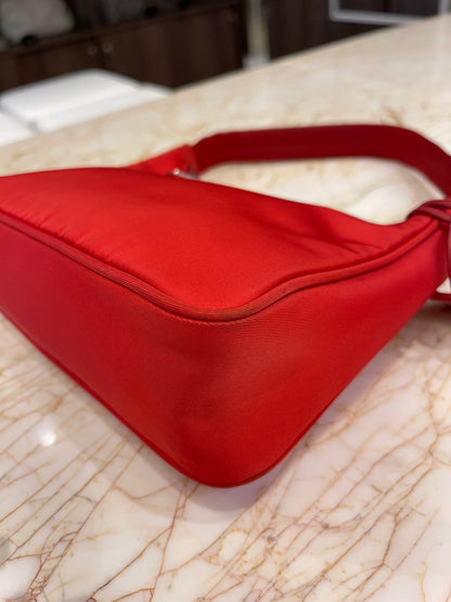 Prada Re-Edition 2000 Re-Nylon Vermelha