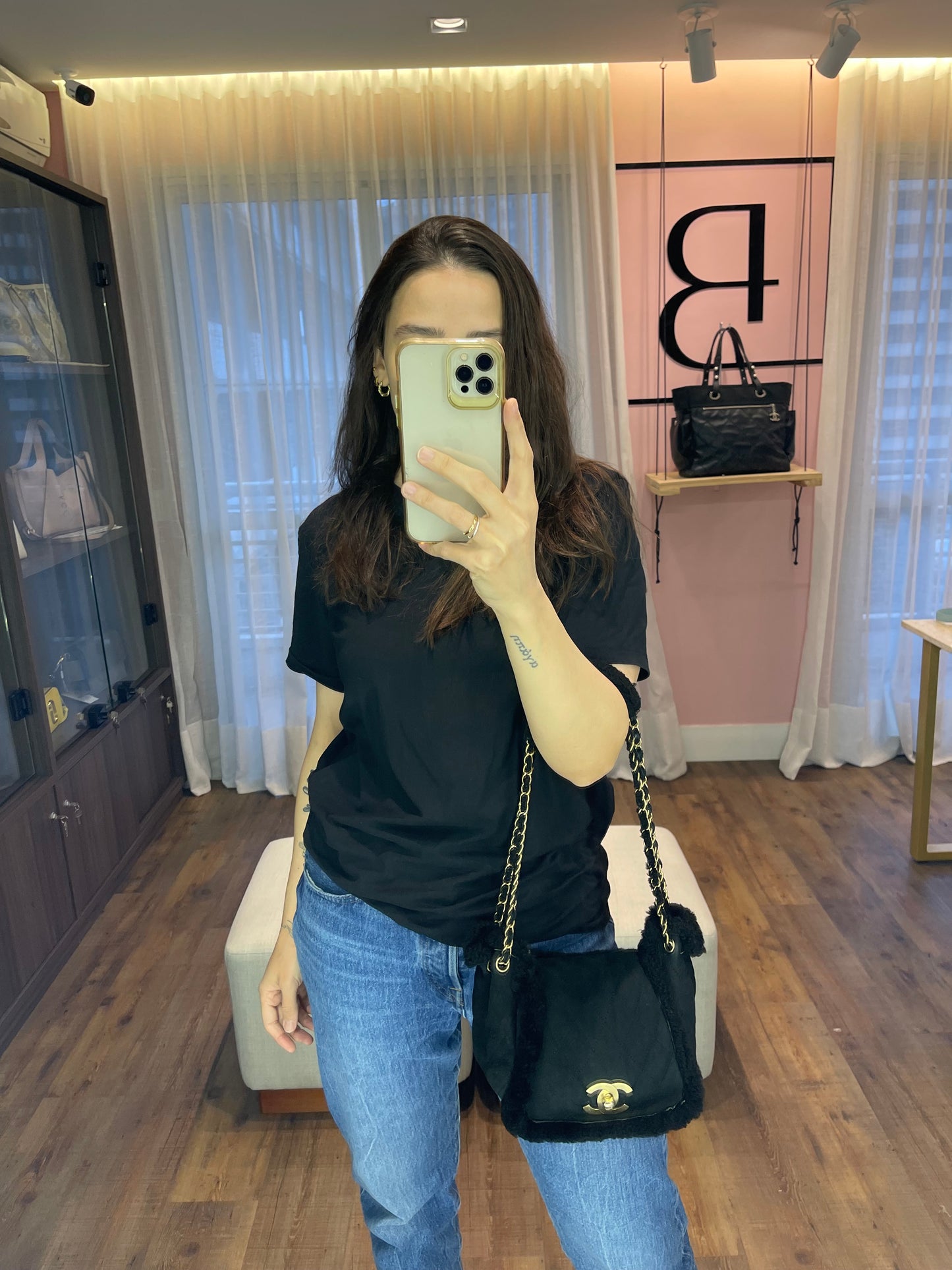 Chanel Shearling Accordian Preto