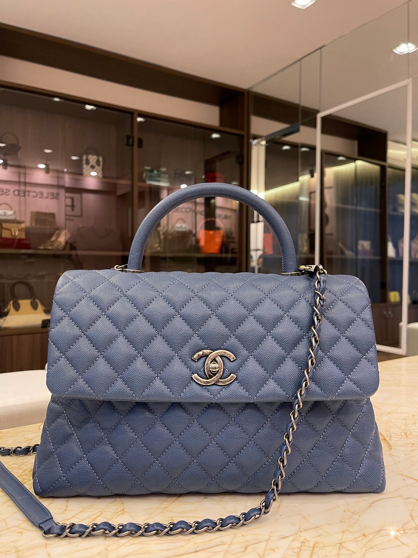 Chanel Coco Top Handle Média em Couro Caviar Azul