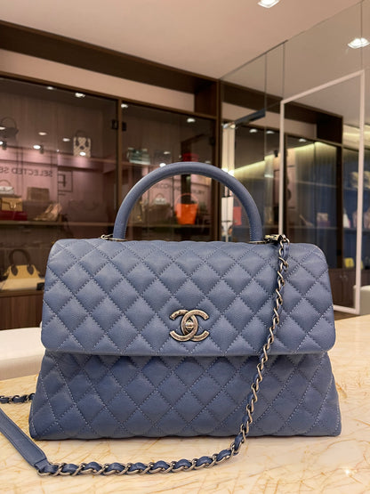 Chanel Coco Top Handle Média em Couro Caviar Azul