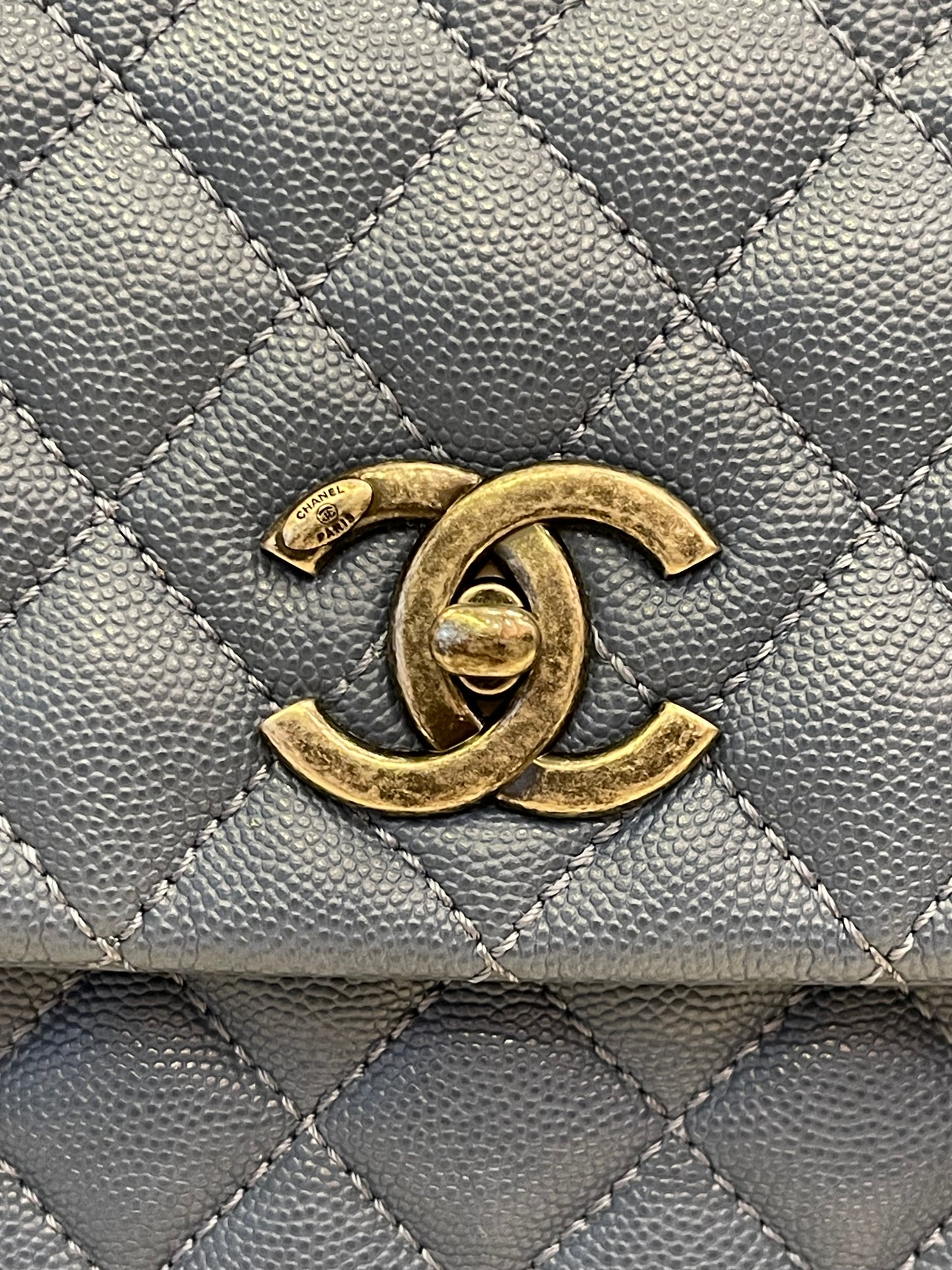 Chanel Coco Top Handle Média em Couro Caviar Azul