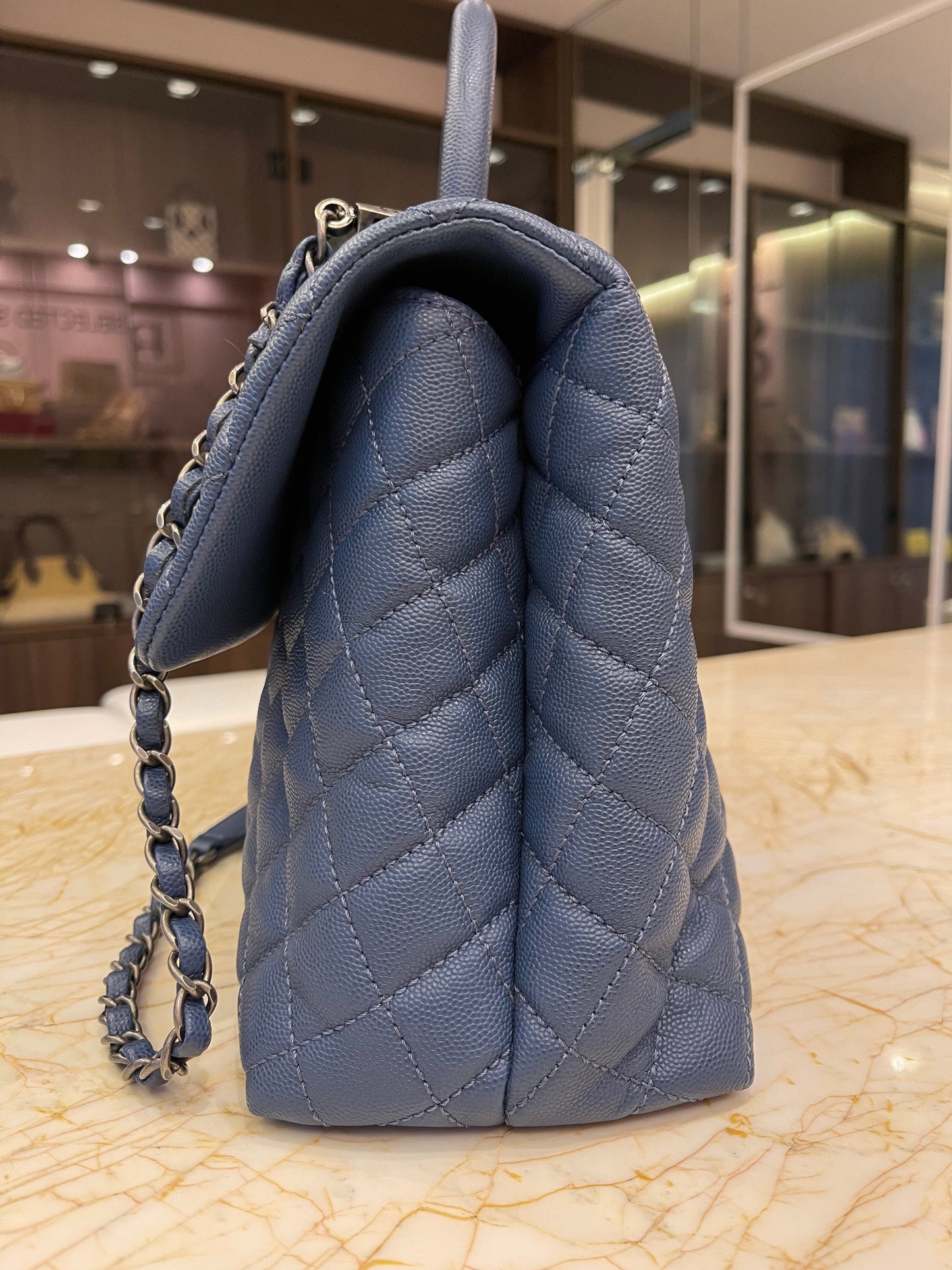 Chanel Coco Top Handle Média em Couro Caviar Azul