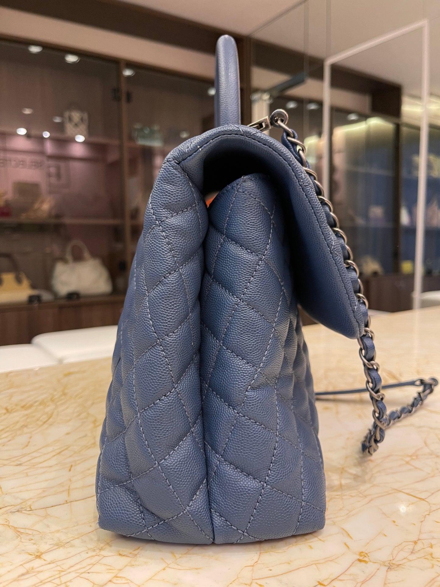 Chanel Coco Top Handle Média em Couro Caviar Azul