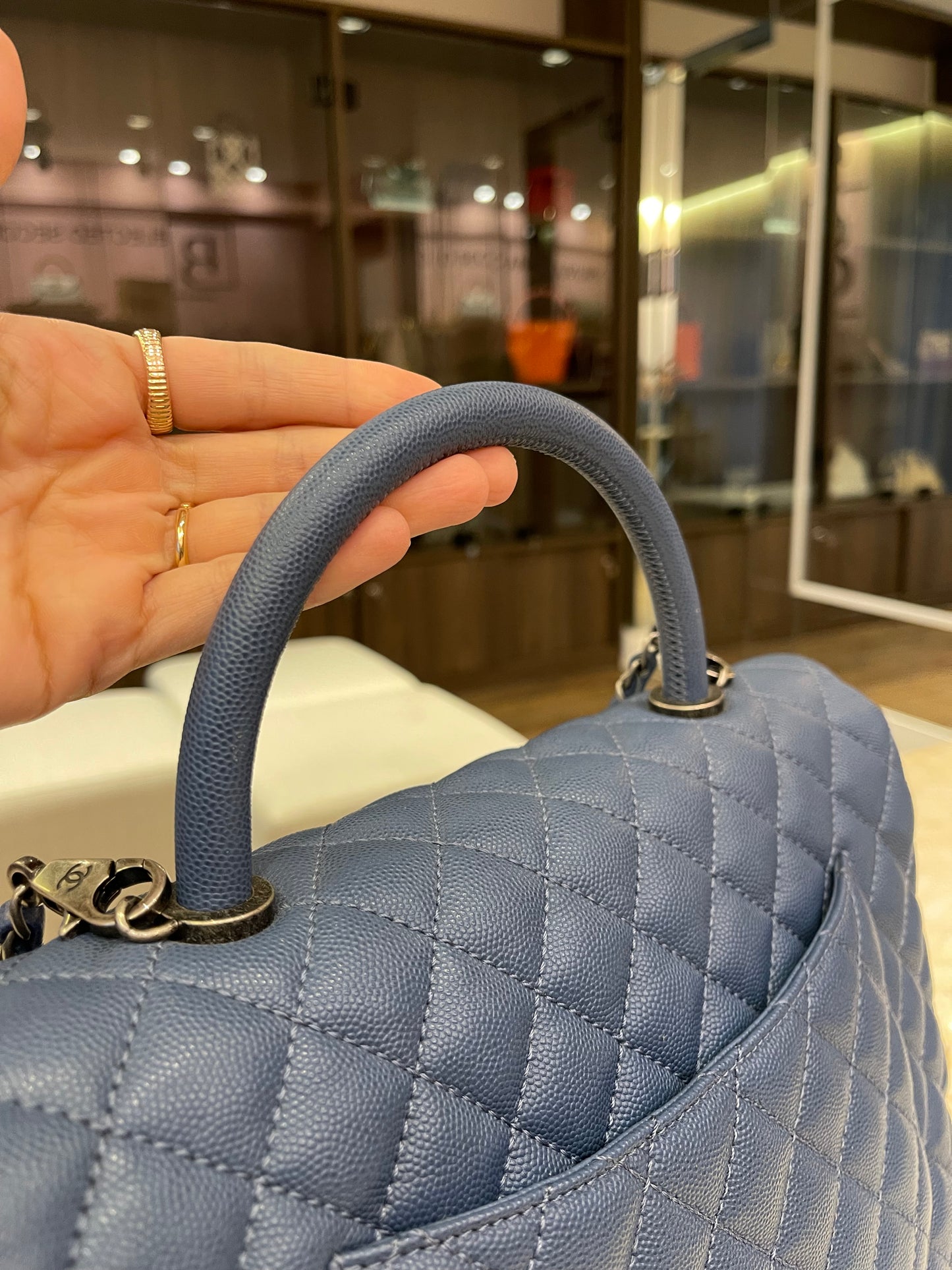 Chanel Coco Top Handle Média em Couro Caviar Azul