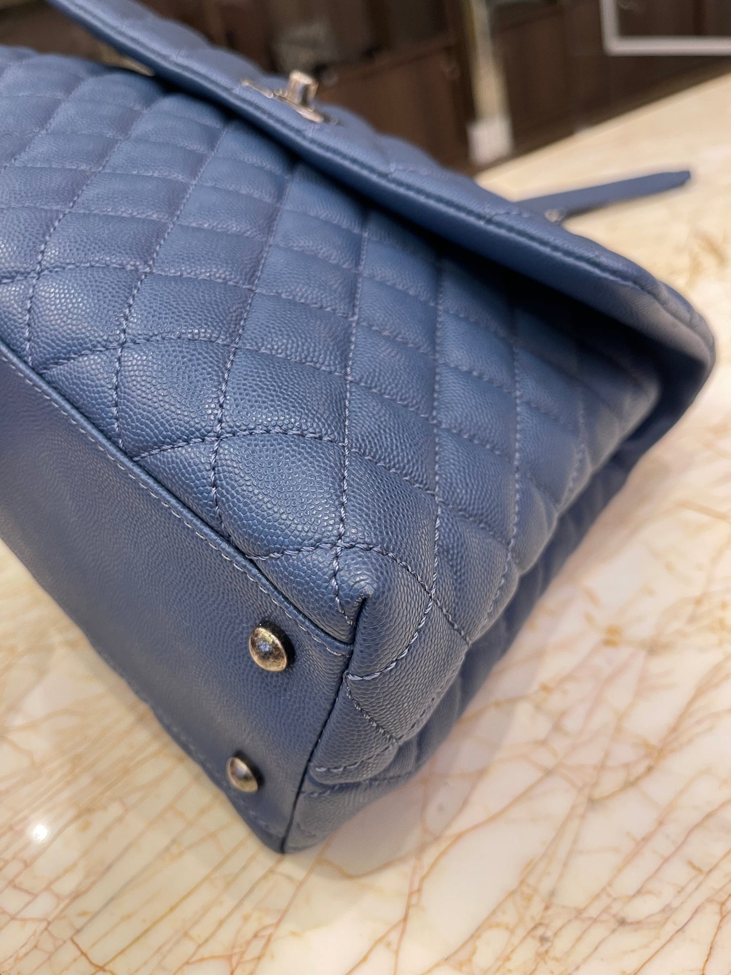Chanel Coco Top Handle Média em Couro Caviar Azul
