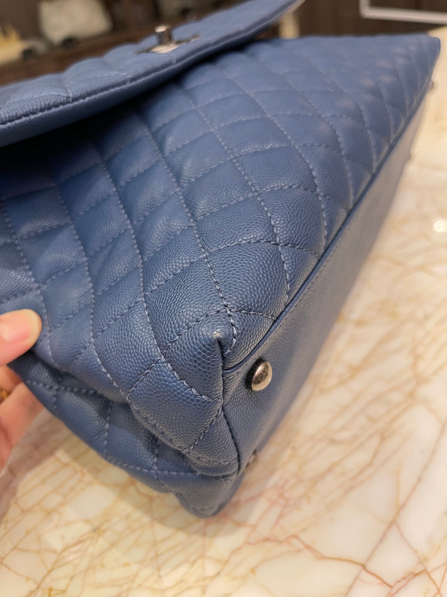 Chanel Coco Top Handle Média em Couro Caviar Azul