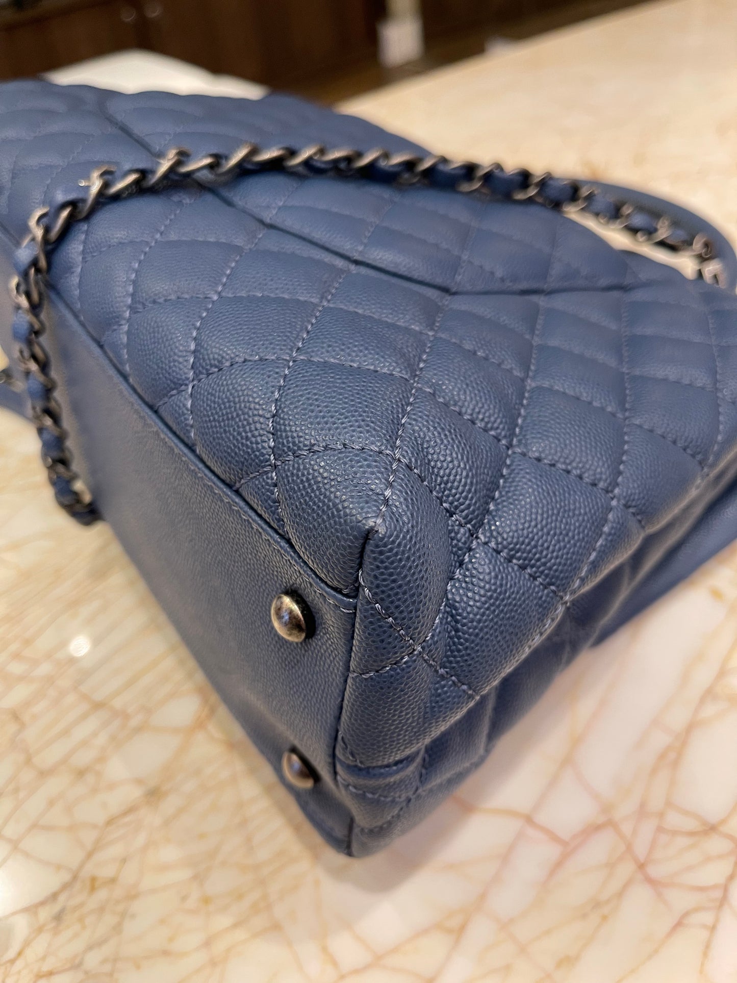 Chanel Coco Top Handle Média em Couro Caviar Azul