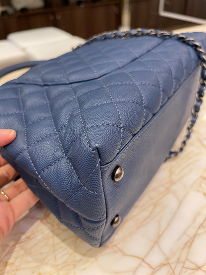 Chanel Coco Top Handle Média em Couro Caviar Azul