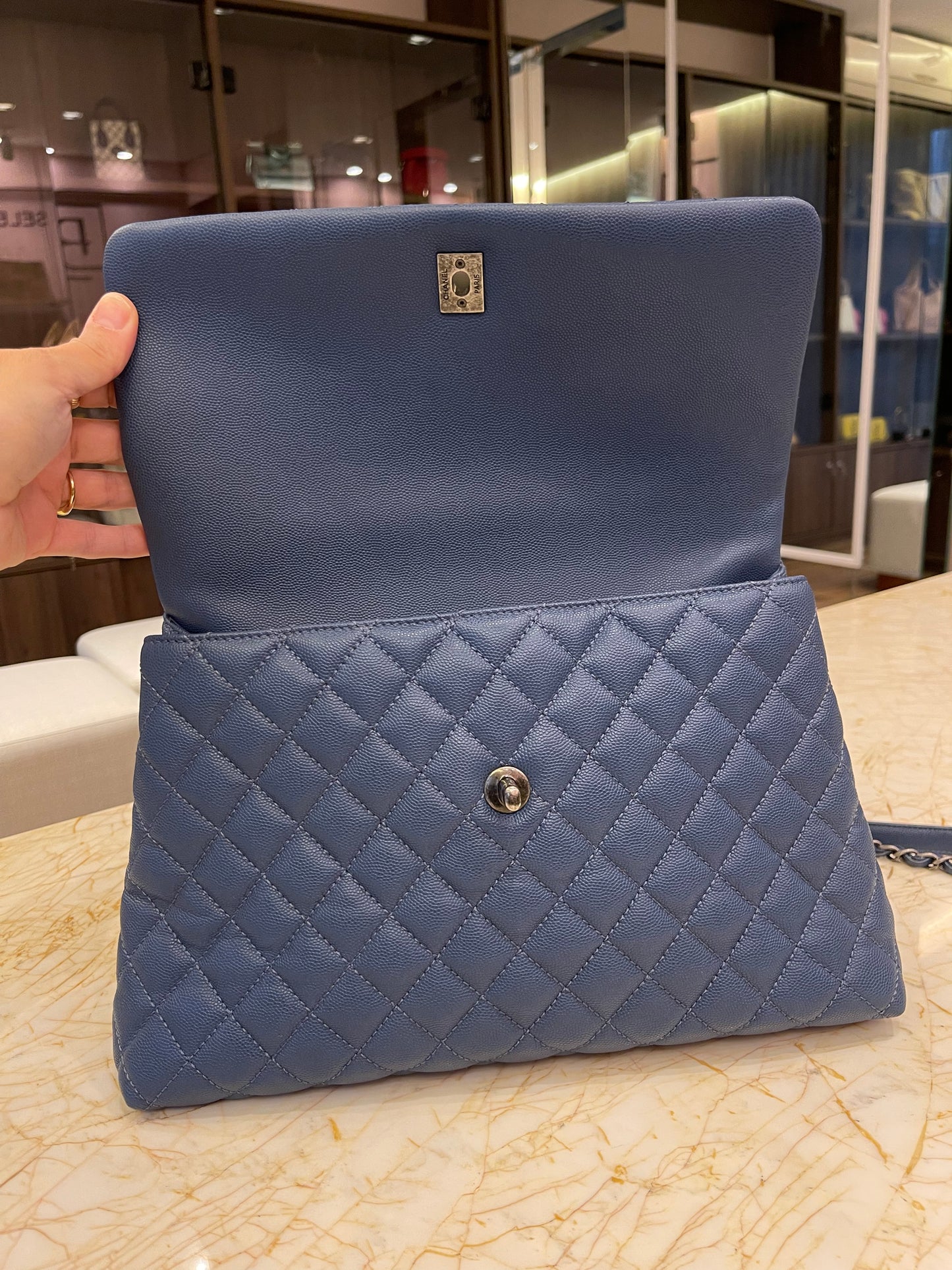 Chanel Coco Top Handle Média em Couro Caviar Azul