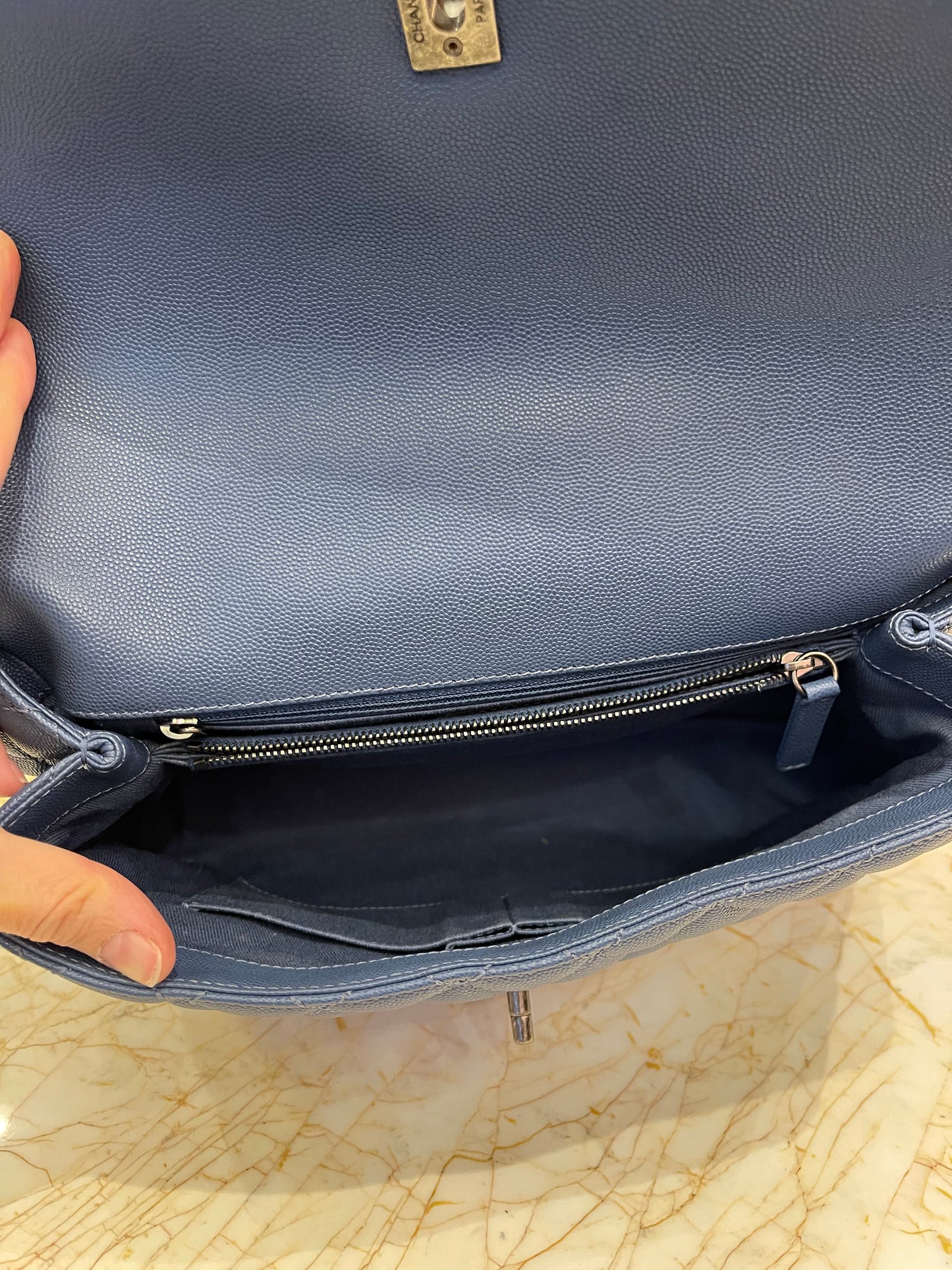 Chanel Coco Top Handle Média em Couro Caviar Azul