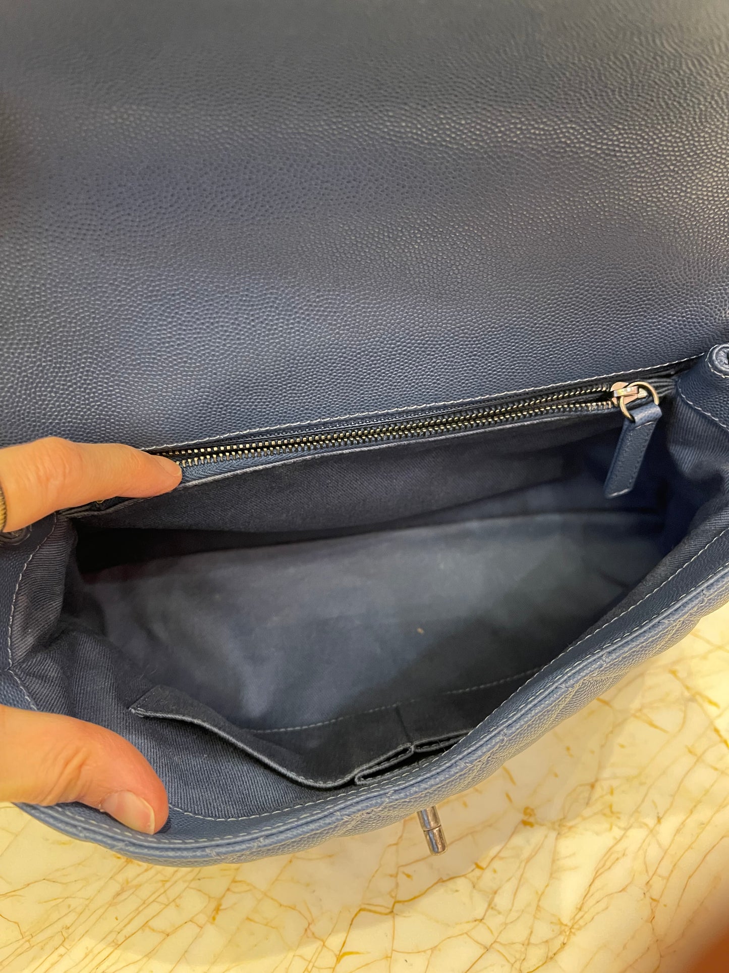 Chanel Coco Top Handle Média em Couro Caviar Azul