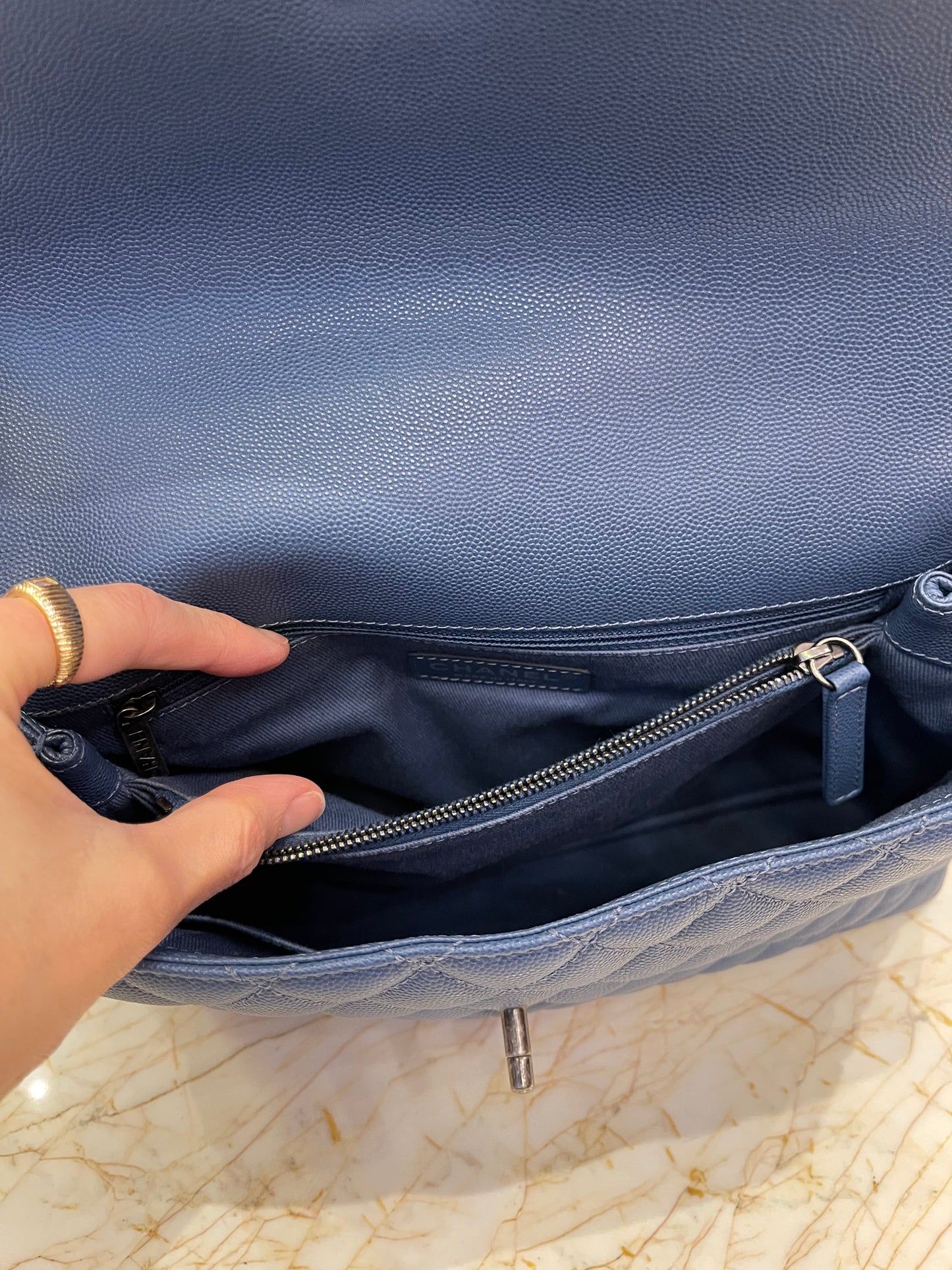 Chanel Coco Top Handle Média em Couro Caviar Azul