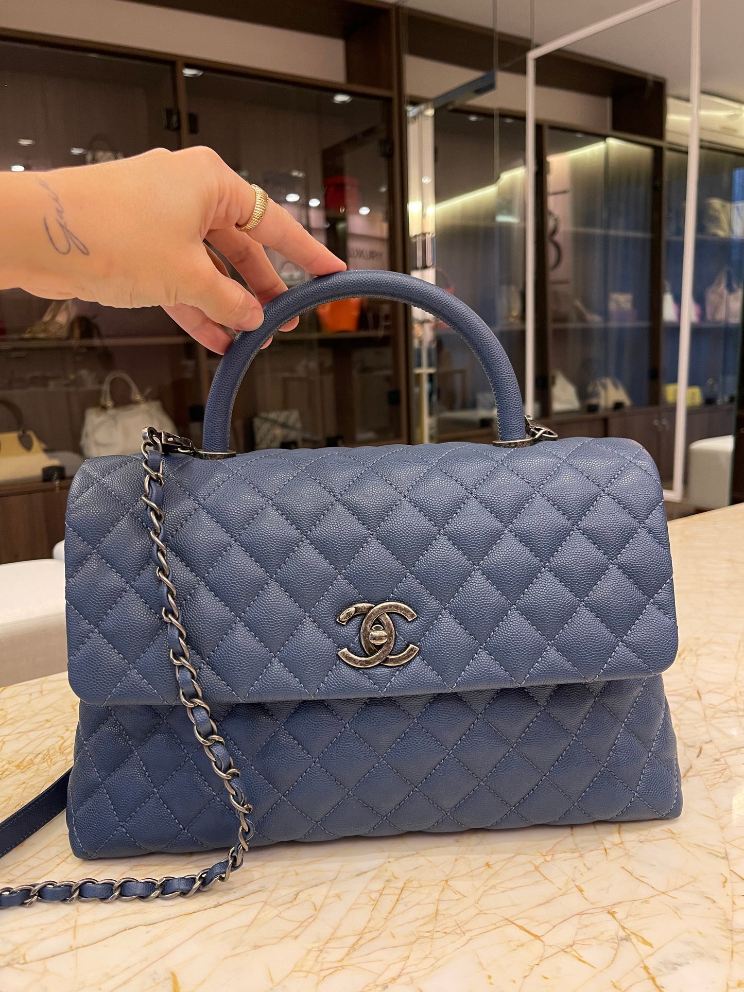 Chanel Coco Top Handle Média em Couro Caviar Azul