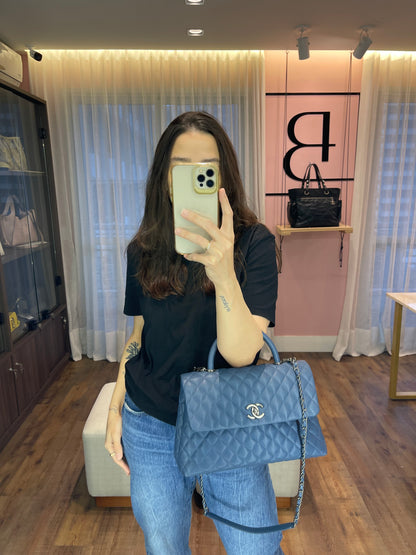 Chanel Coco Top Handle Média em Couro Caviar Azul