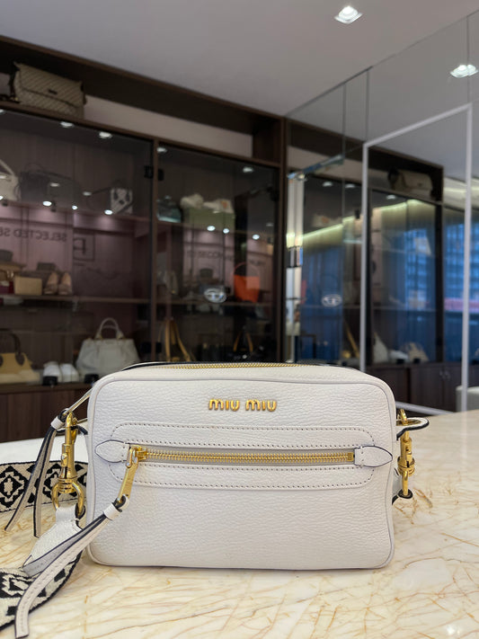Miu Miu Madras Camera Bag em Couro Branco