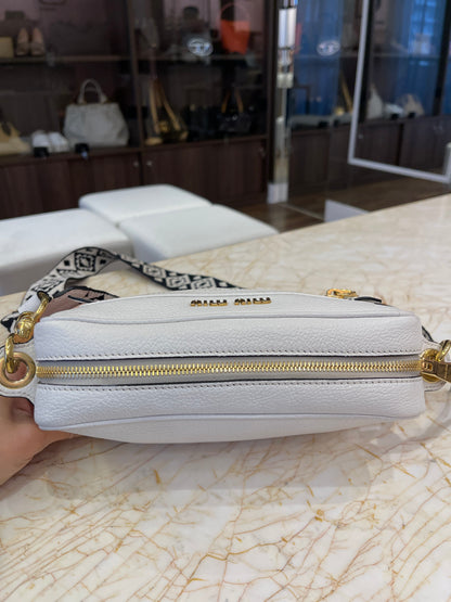 Miu Miu Madras Camera Bag em Couro Branco