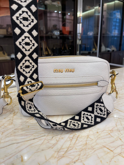 Miu Miu Madras Camera Bag em Couro Branco