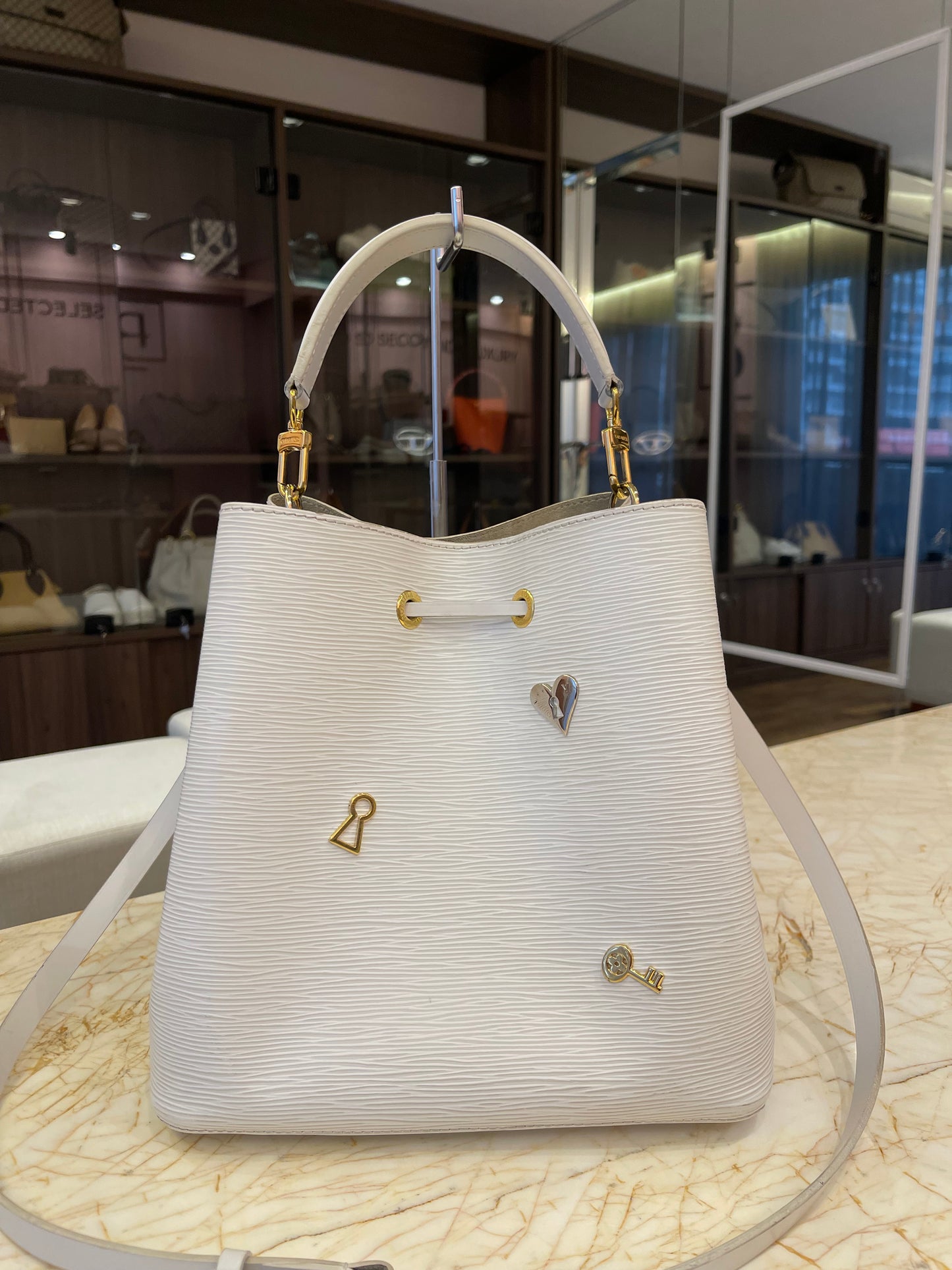 Louis Vuitton Néo Noé Love Lock em Couro EPI Branco