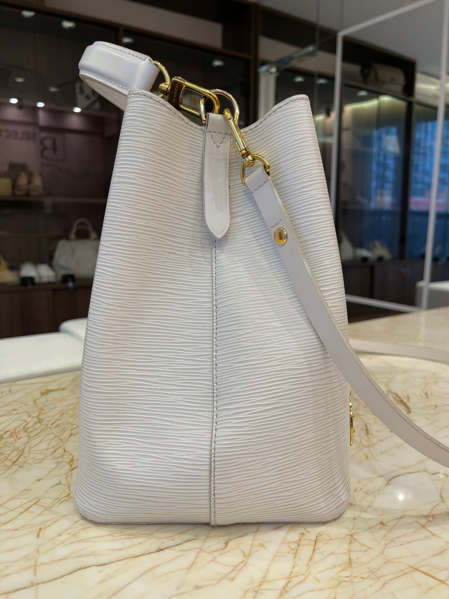 Louis Vuitton Néo Noé Love Lock em Couro EPI Branco