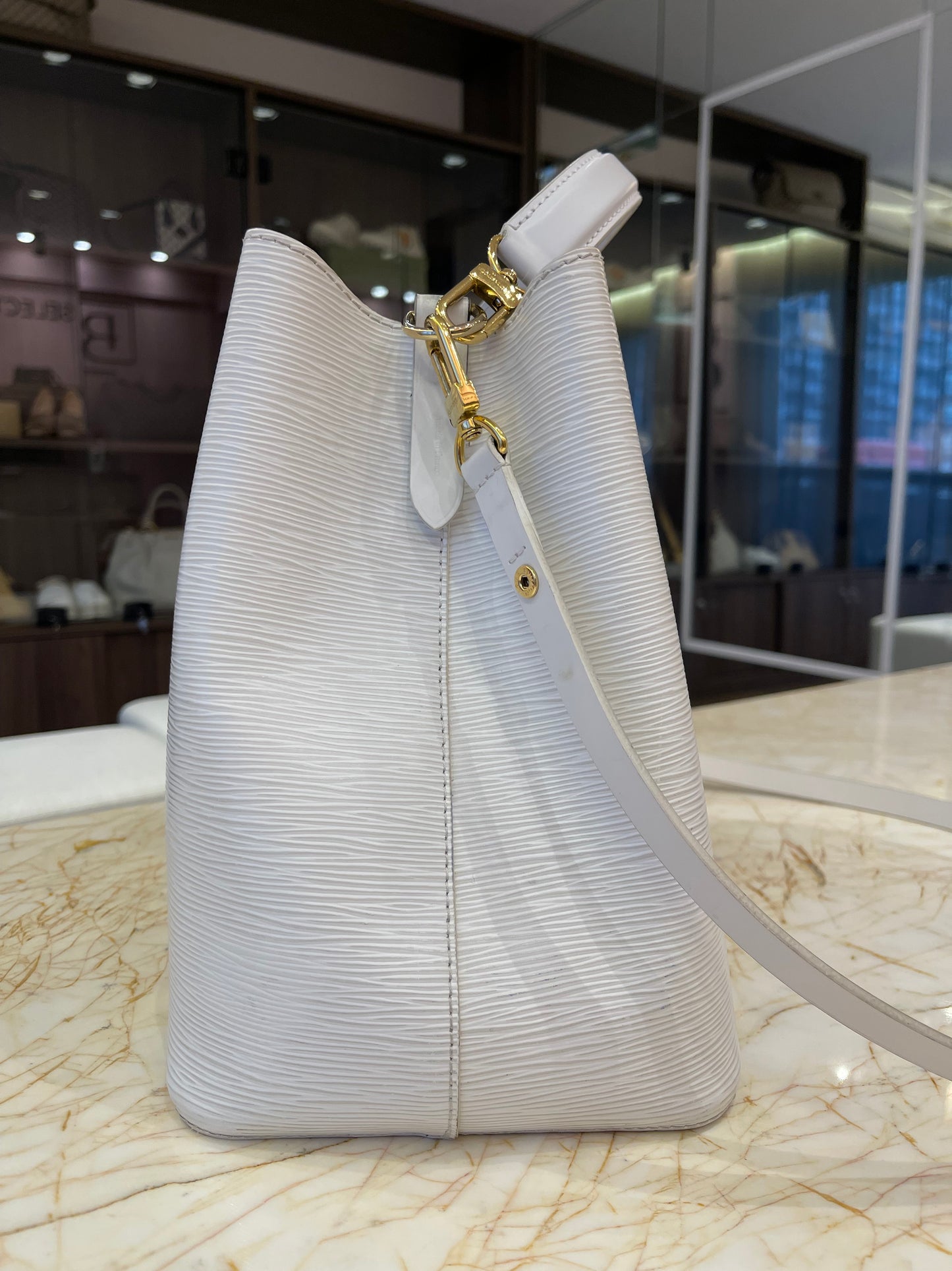 Louis Vuitton Néo Noé Love Lock em Couro EPI Branco