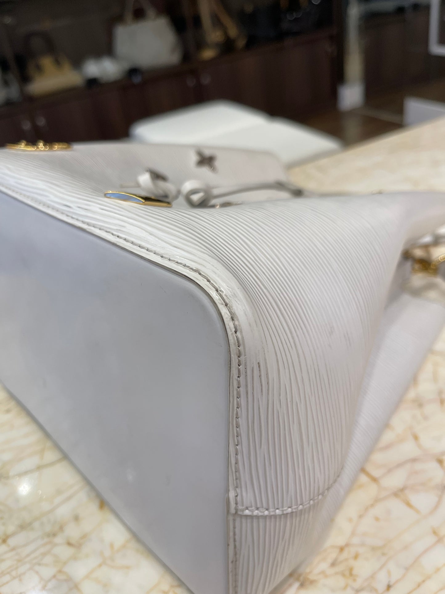 Louis Vuitton Néo Noé Love Lock em Couro EPI Branco