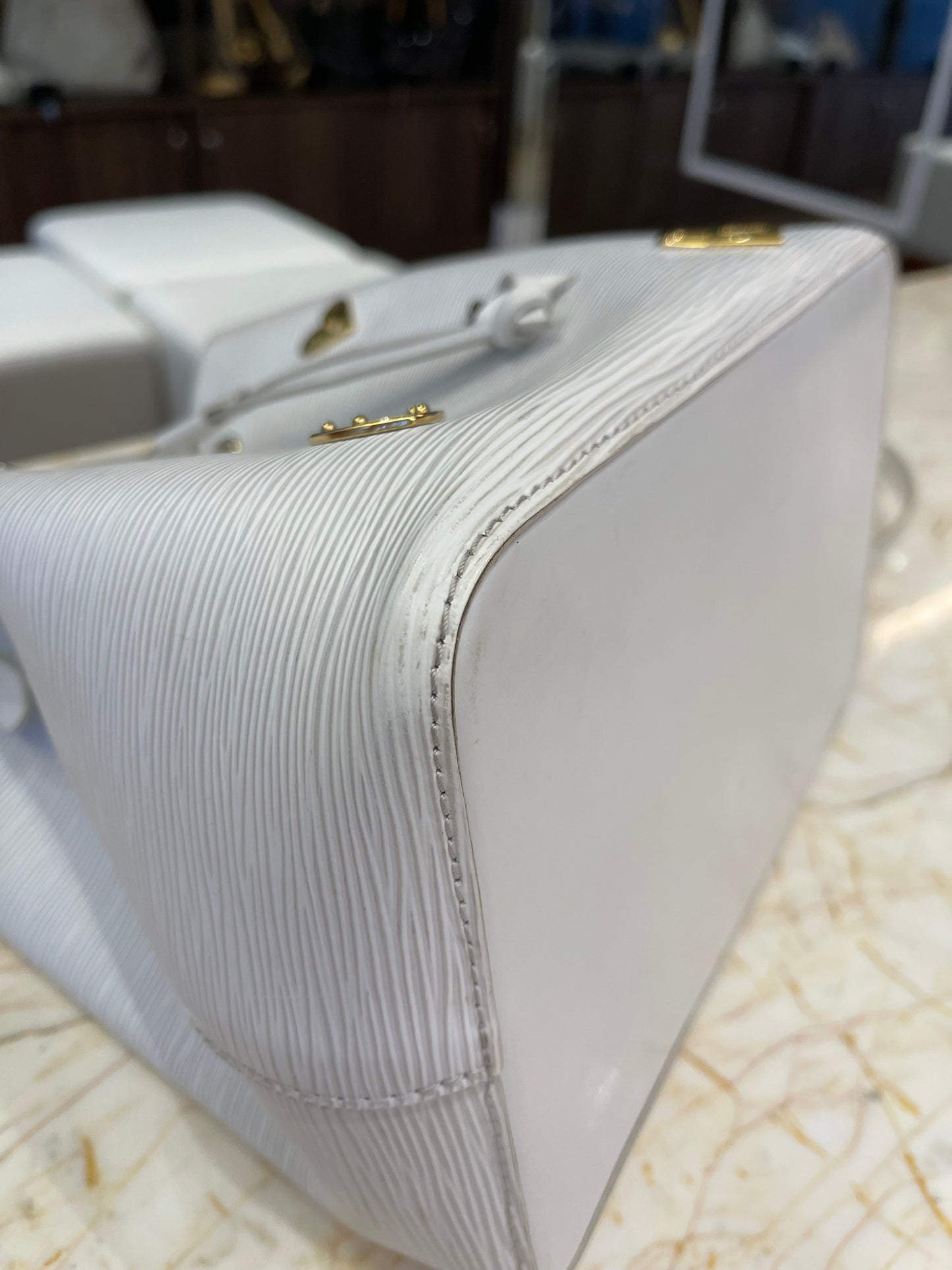 Louis Vuitton Néo Noé Love Lock em Couro EPI Branco