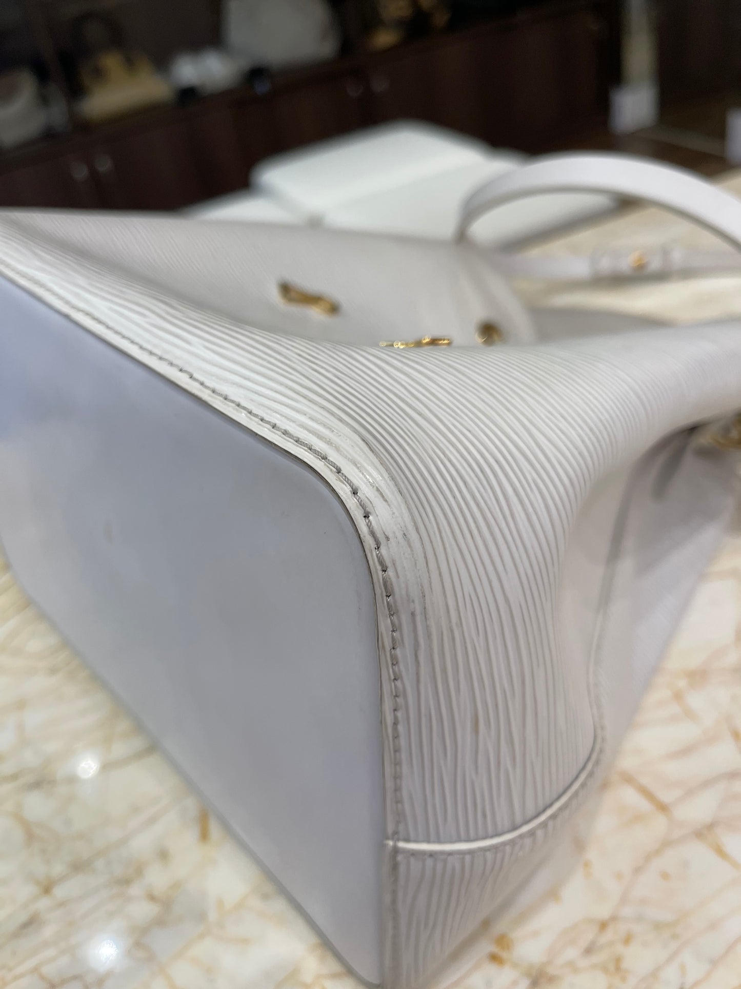 Louis Vuitton Néo Noé Love Lock em Couro EPI Branco