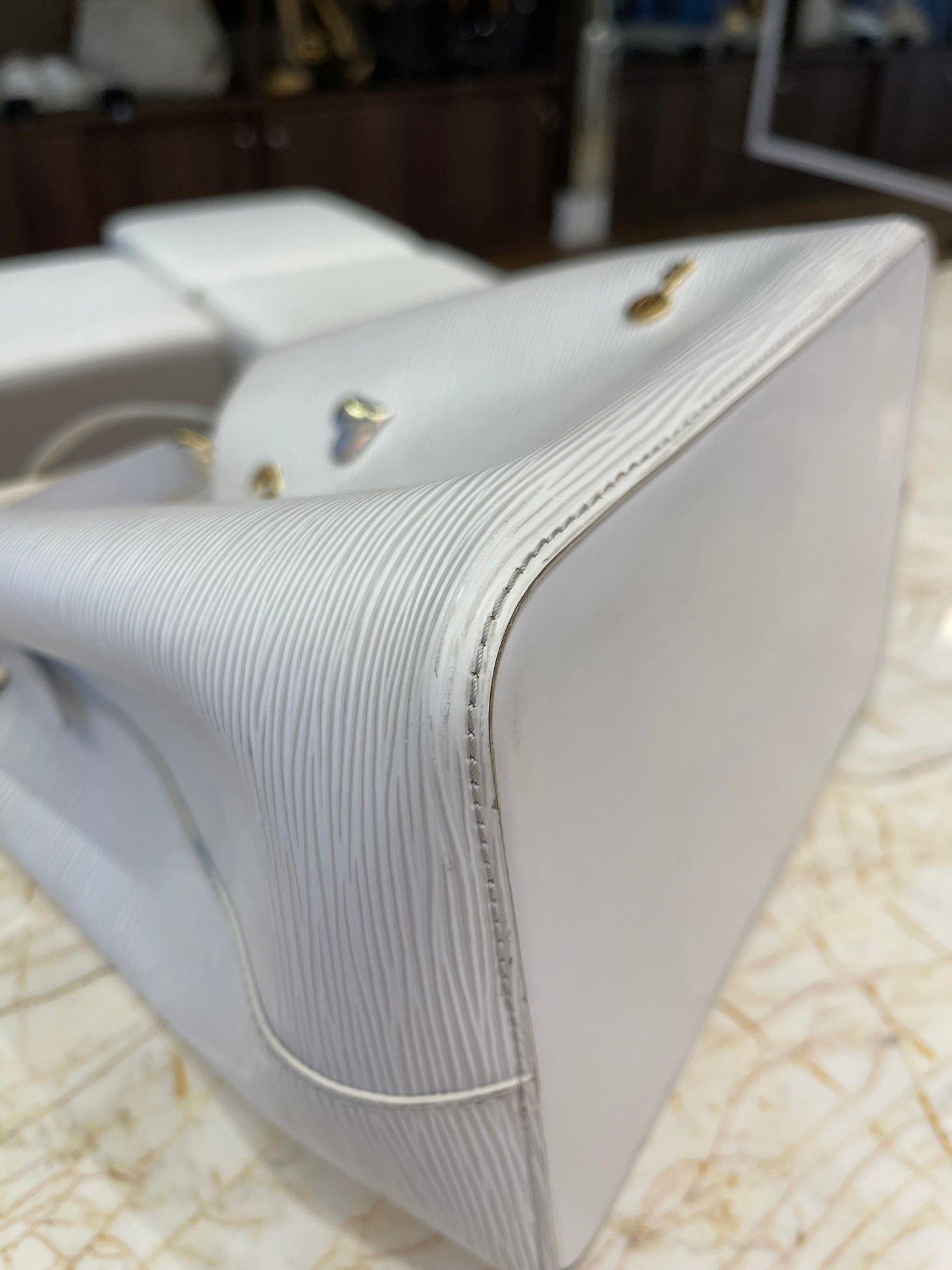 Louis Vuitton Néo Noé Love Lock em Couro EPI Branco