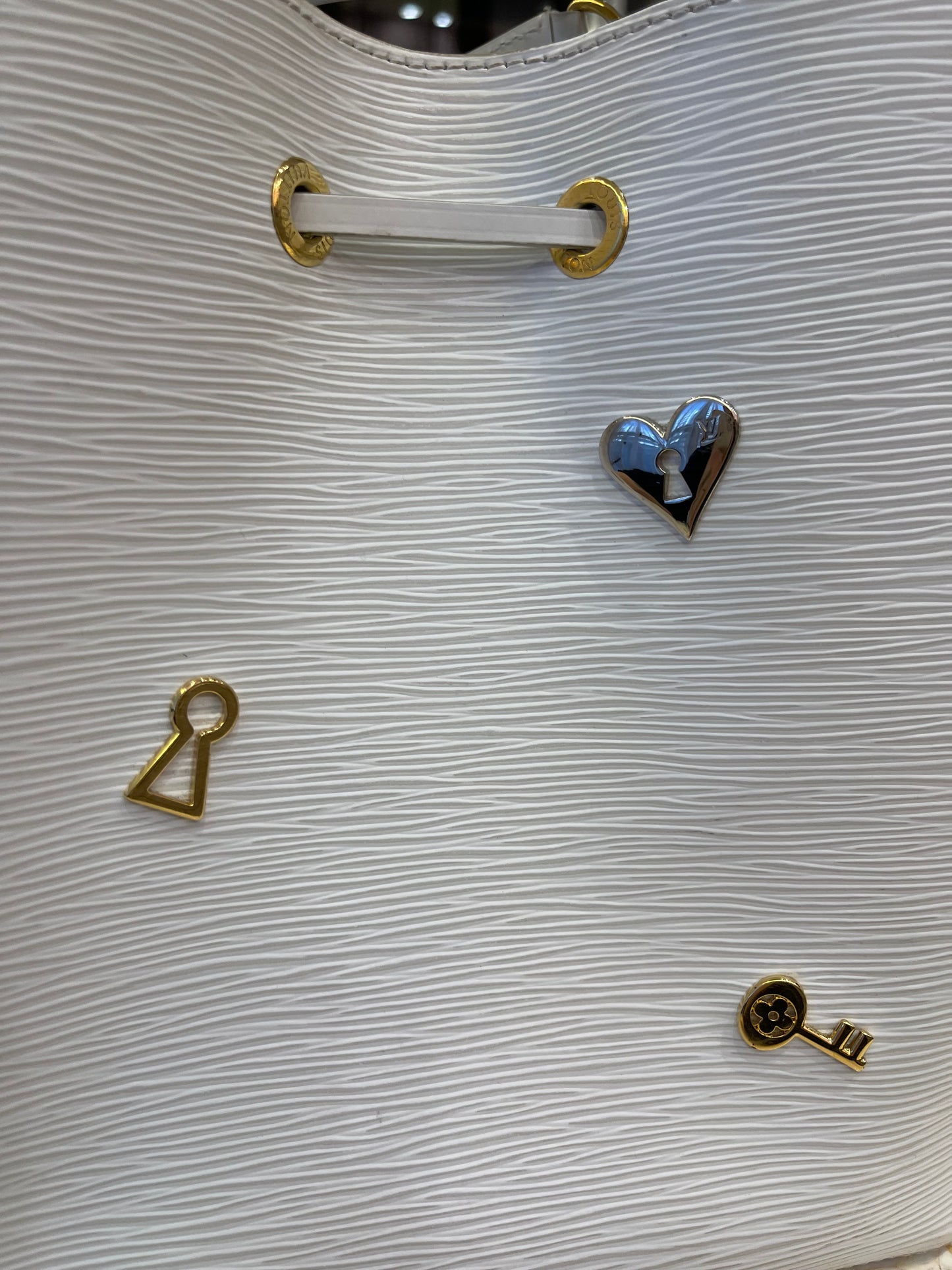Louis Vuitton Néo Noé Love Lock em Couro EPI Branco